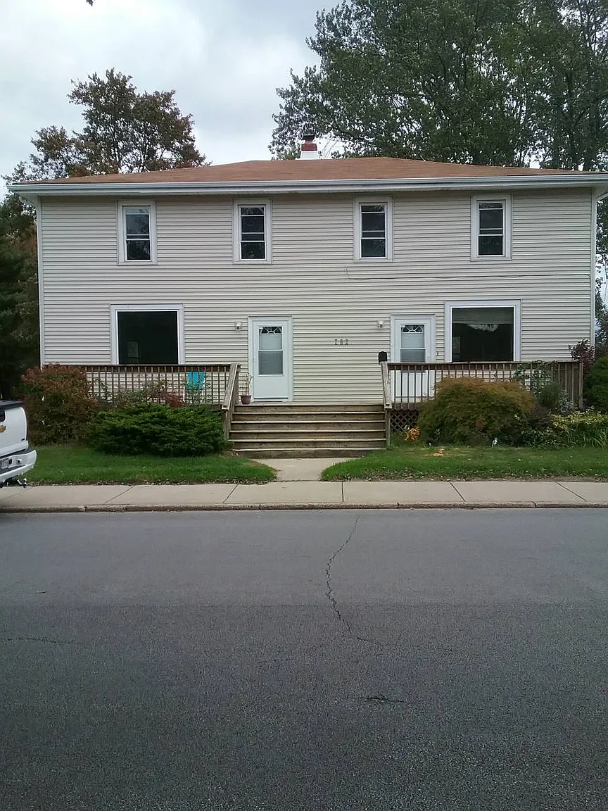 702 Poplar St photo 1