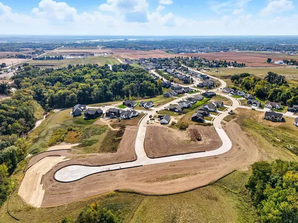 7163 Spring Creek Dr, Bettendorf, IA 52722