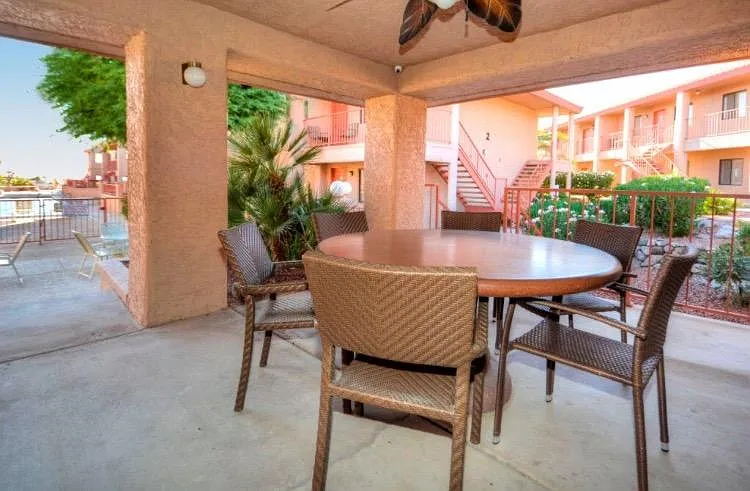 Dining area between clubhouse & pool
