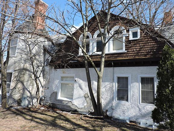 3rd image of 216 E Hillsdale St