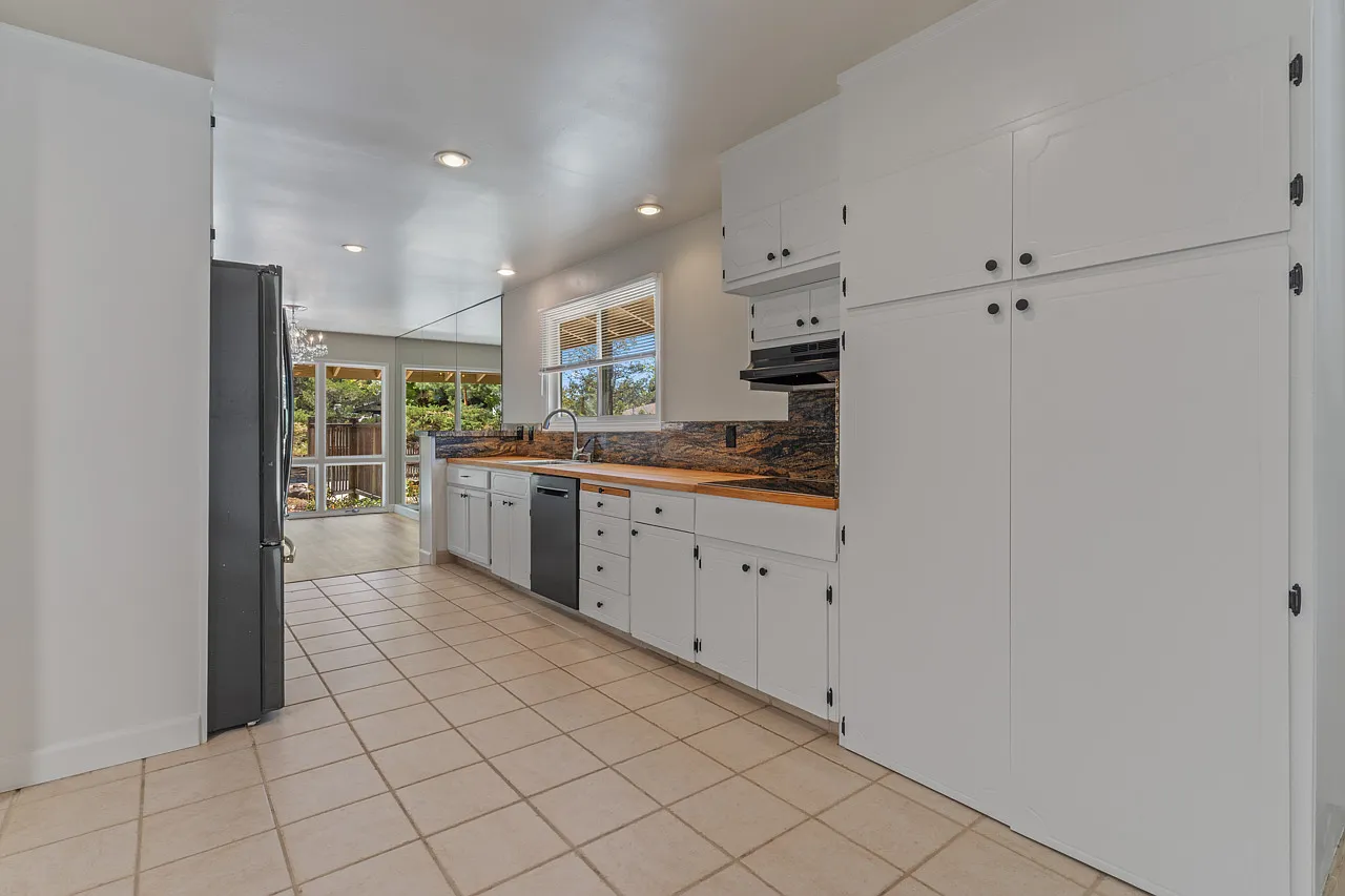 3 bed, 3924 sqft, $4,300 — Photo 2