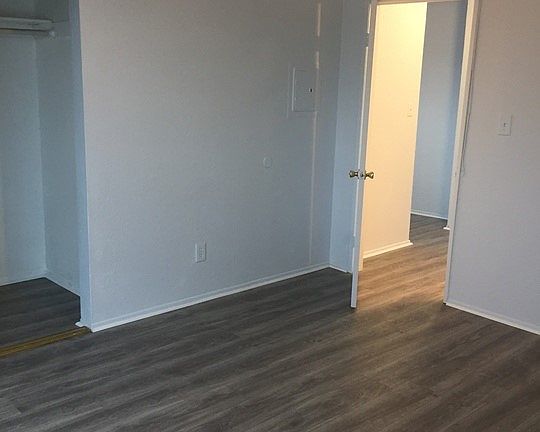 5th image of 214 E Hyde Park Blvd