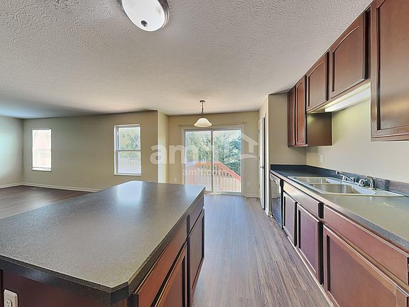4th image of 924 Fresno St