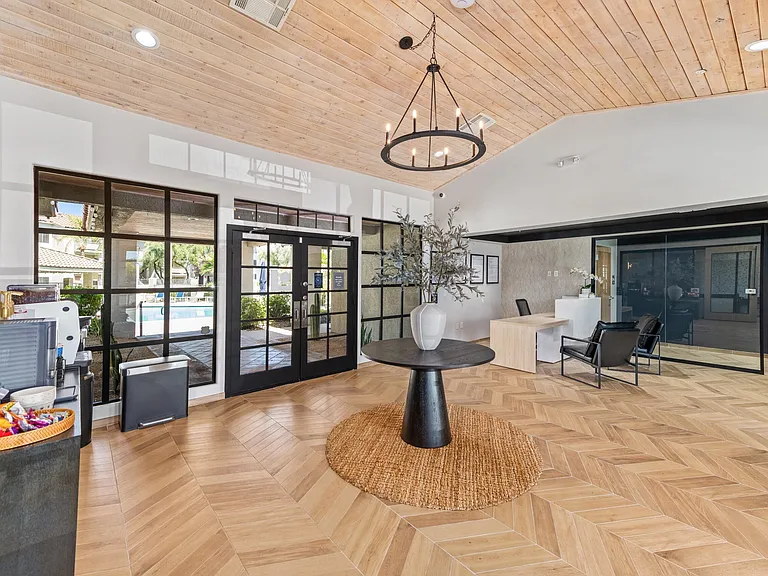 Villa Montana Apartments — Photo 18