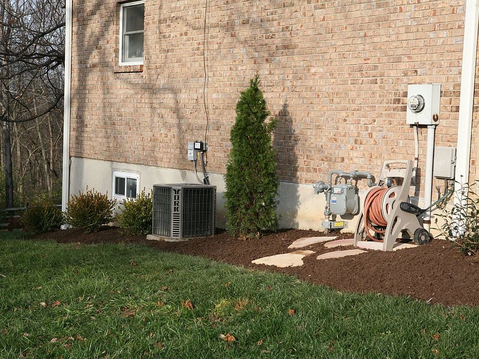 2nd image of 500 Knob Hill Ct