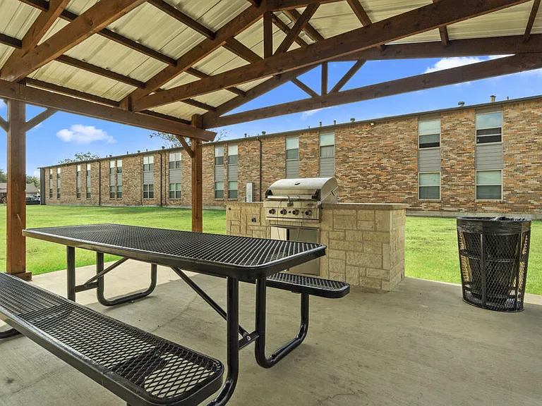 Cleburne Plaza — Photo 8