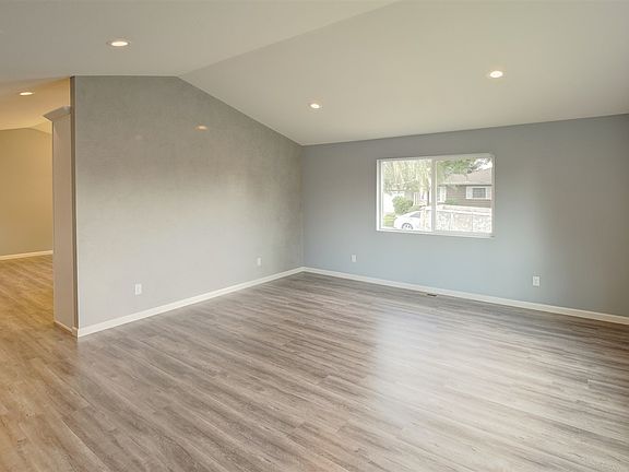 5th image of 727 E Walton Ave