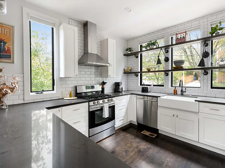 682 Barnett St NE — Photo 4