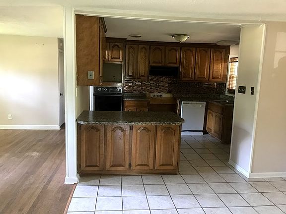 3rd image of 132 Creekside Dr