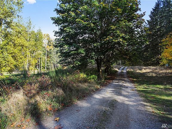 Shared driveway to the property.