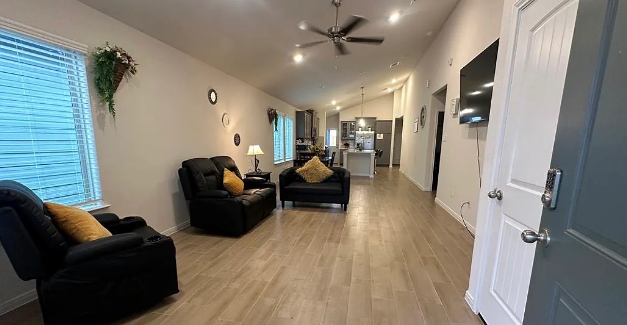 4 bed, 1653 sqft, $2,500 — Photo 2