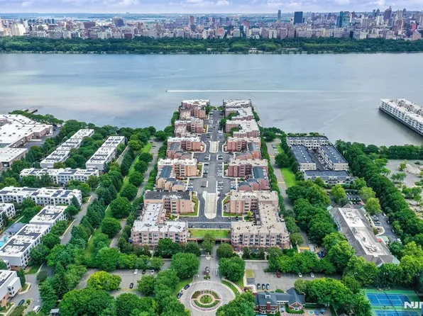 403 Livingston Ct #N403, Edgewater, NJ 07020