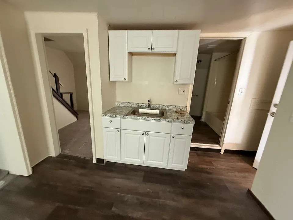 133 1/2 Charles Ct #2