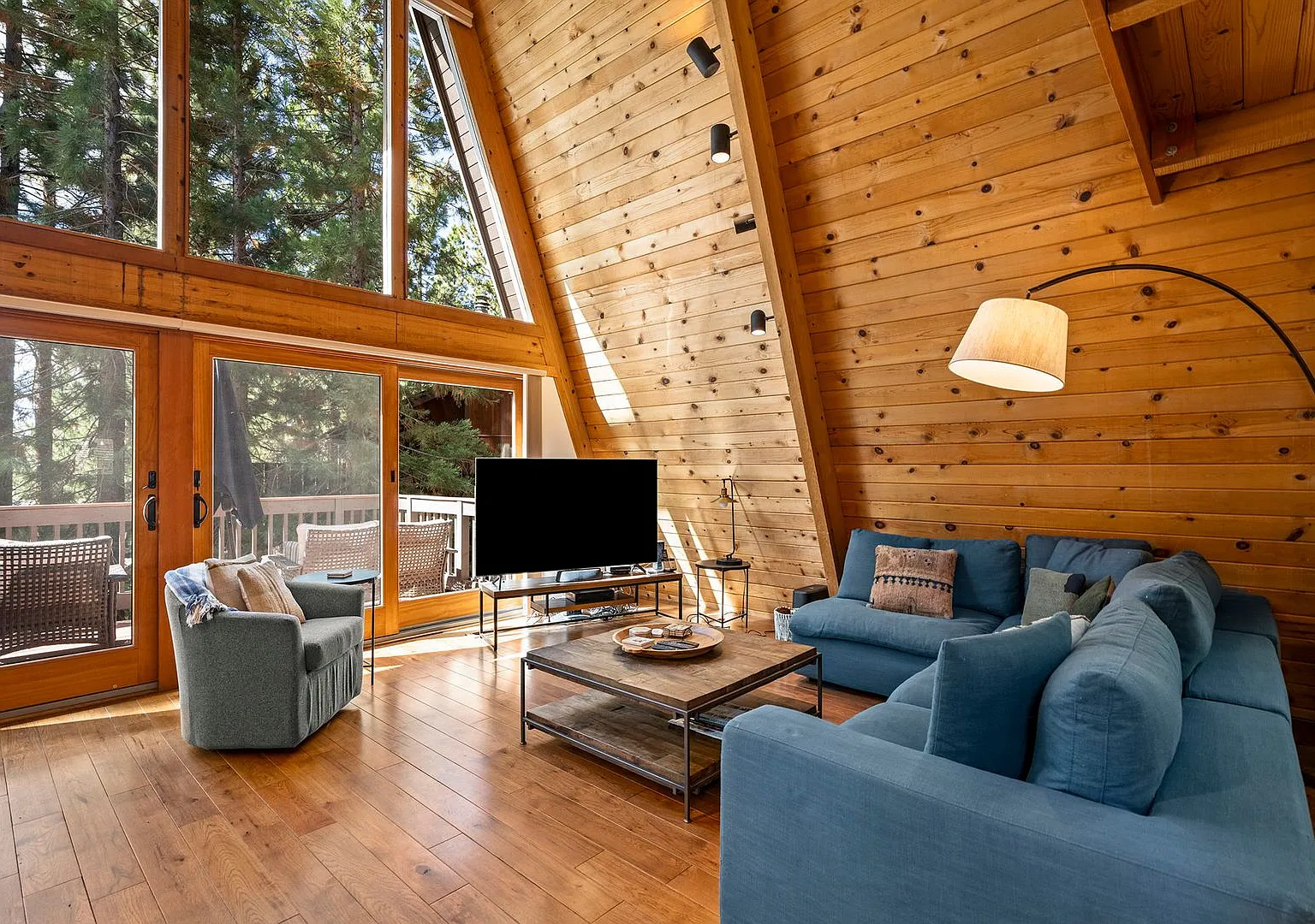 Winter Ski Lease Cozy Remodeled Cabin Near Diamond Peak — Photo 1