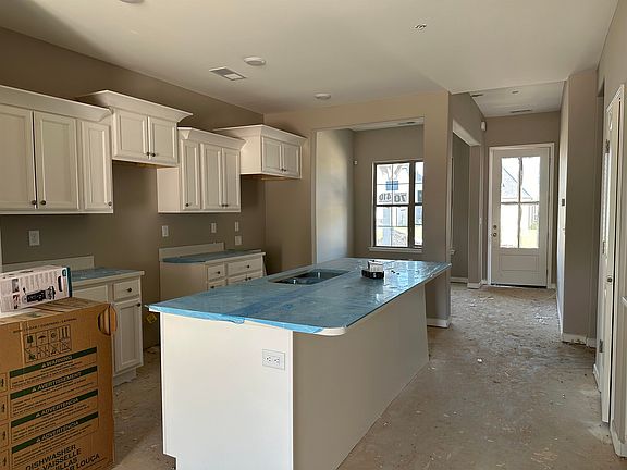 4th image of 410 Maple St