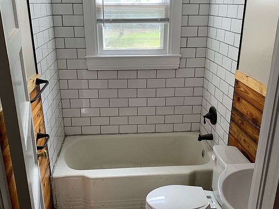 5th image of 102 Lee St