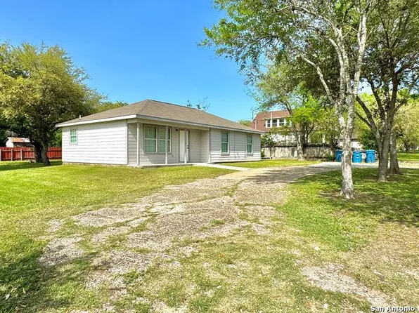 807 N AVE D, Beeville 78102