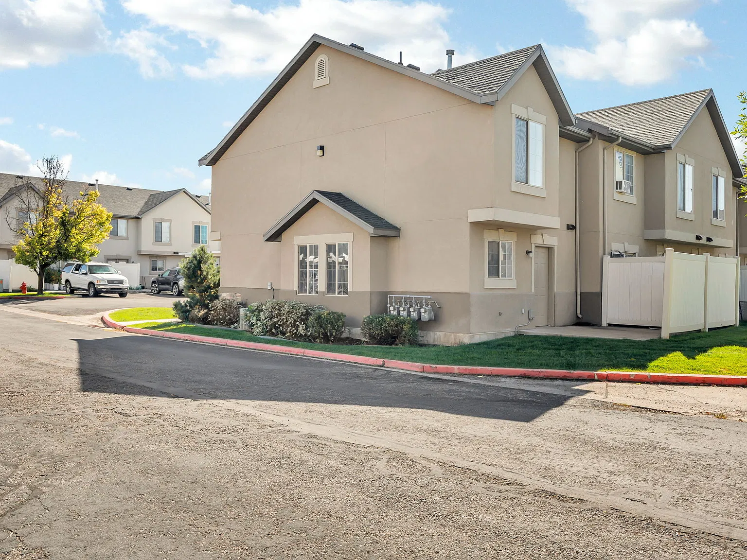 2 bed, 1.5 bath, 1099 sqft, $1,400 — Photo 3