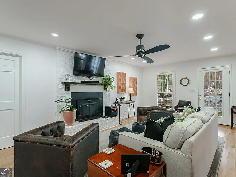 196 Avalon Dr — Photo 16