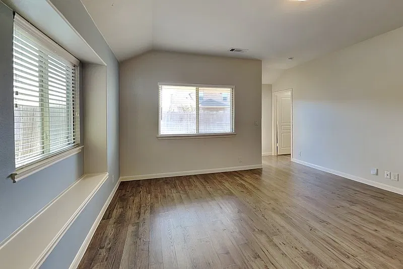 3 bed, 2.0 bath, 1824 sqft, $1,995 — Photo 2