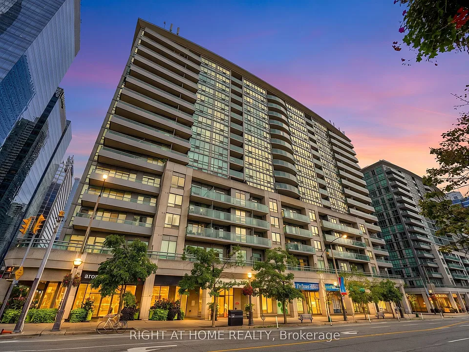 51 Lower Simcoe St #701