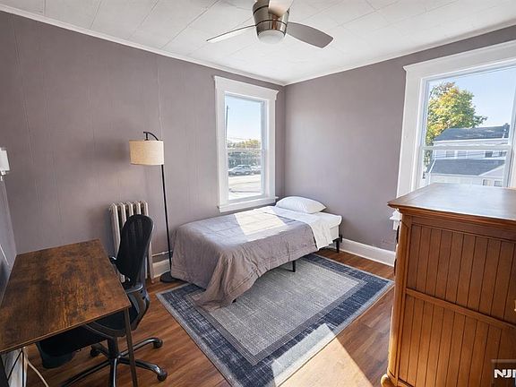 3rd image of 105 Parkview Ave