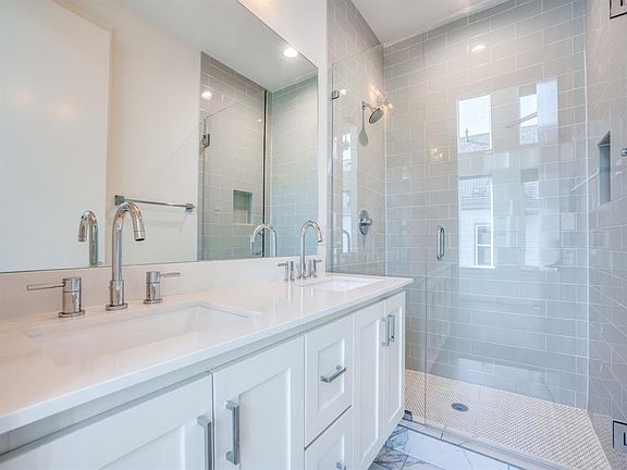 4th image of 2112 Bennett Ave #104