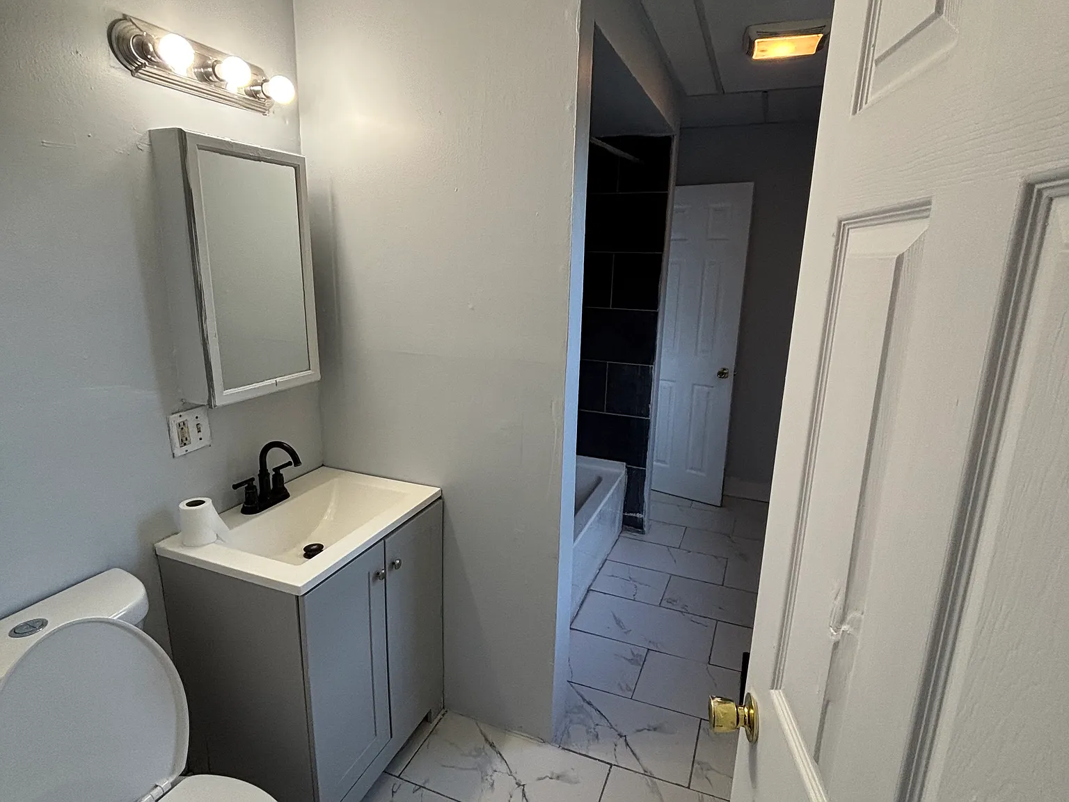 3 bed, 1050 sqft, $2,100 — Photo 4