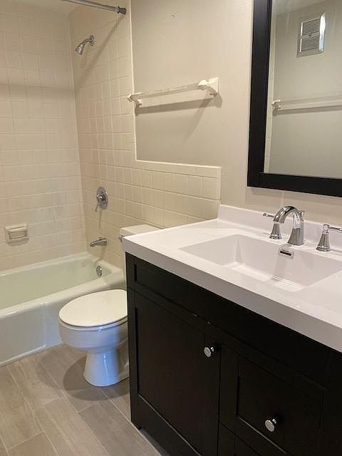 Hall Bathroom - picture 2