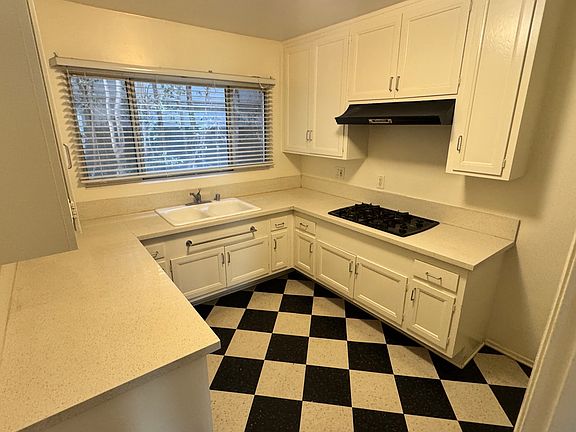 5th image of 432 S Barrington Ave APT 1
