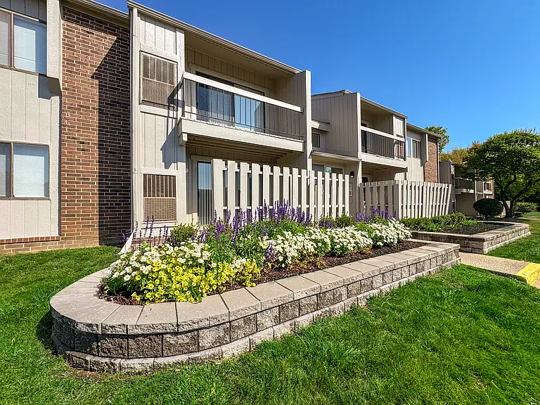 Exterior building at Three Oaks Apartments, Troy, MI
