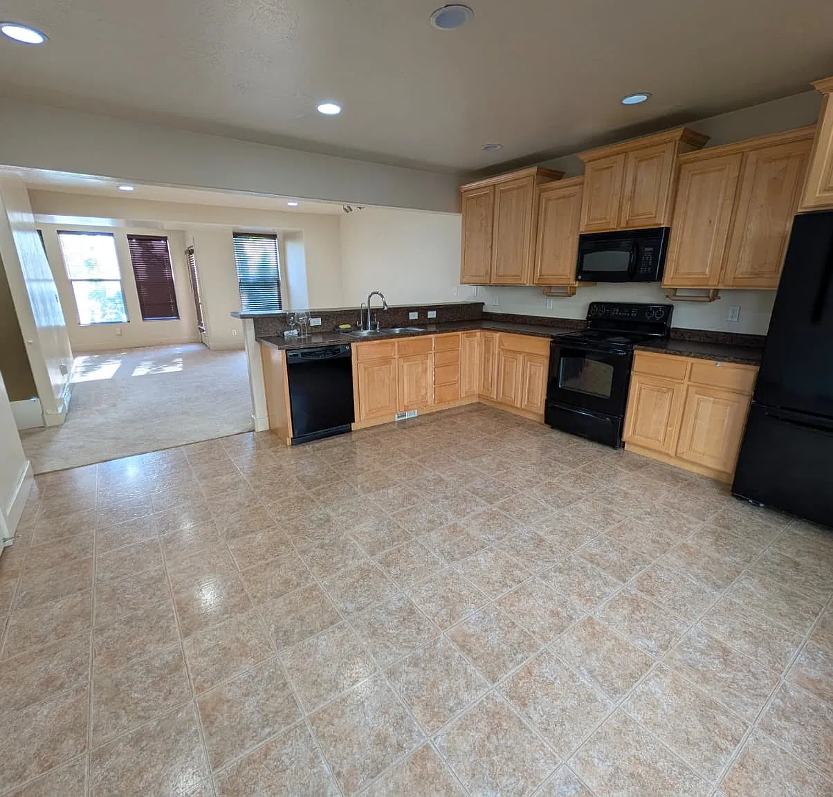 3 bed, 1600 sqft, $2,399 — Photo 2