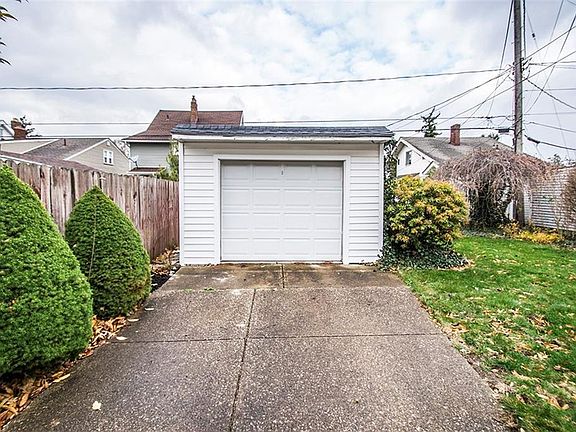 4th image of 17216 Oxford Ave