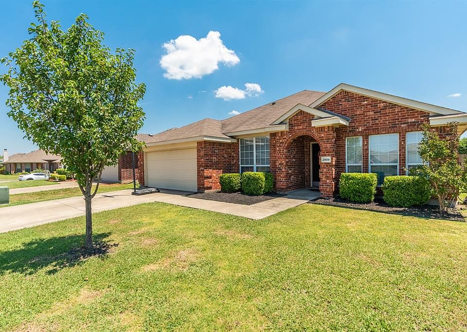 1st image of 2909 Mockingbird St