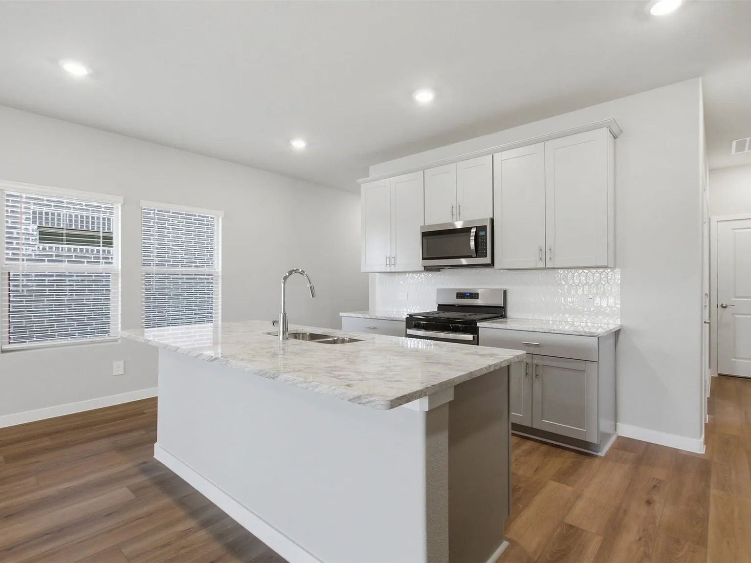 3 bed, 2.0 bath, 1551 sqft, $2,350 — Photo 3