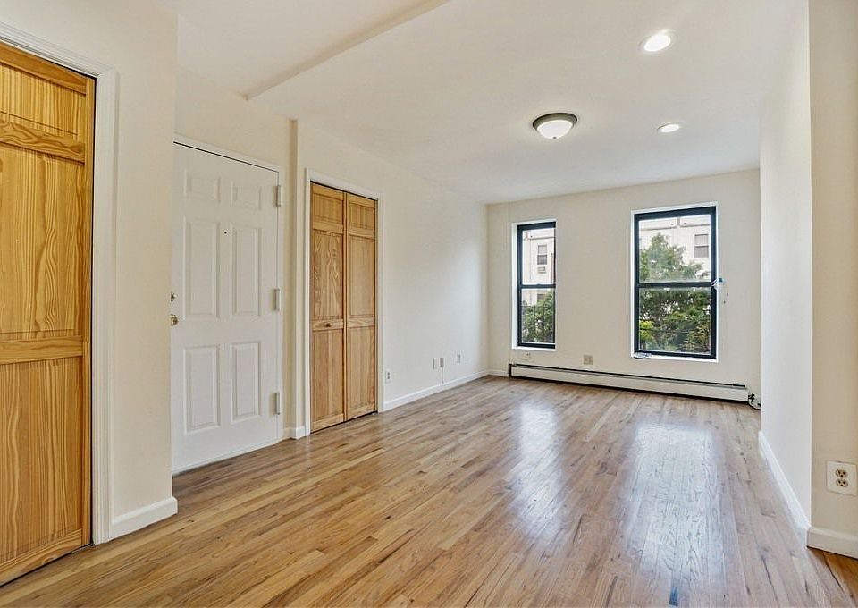 1st image of 18 Tiffany Pl APT 2R