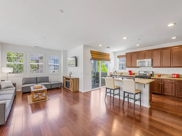 3220 N Ventura Rd — Photo 1