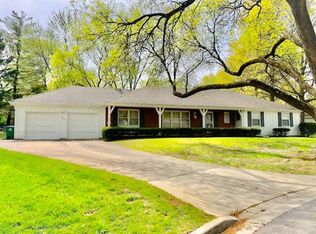 9221 Cherokee Pl, Leawood, KS 66206