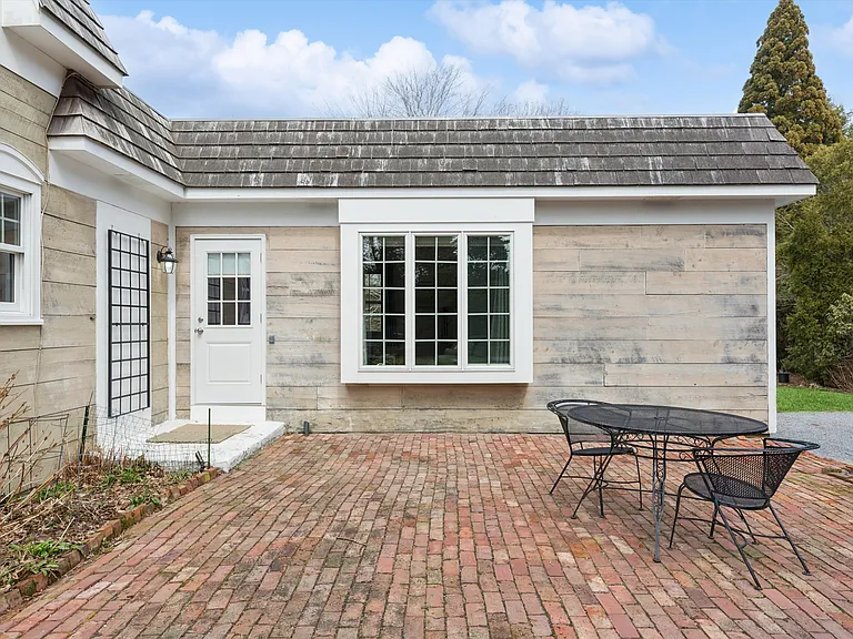 E Hollow Rd — Photo 24