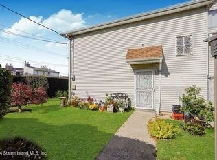 75 Meadow Pl, Staten Island, NY 10306