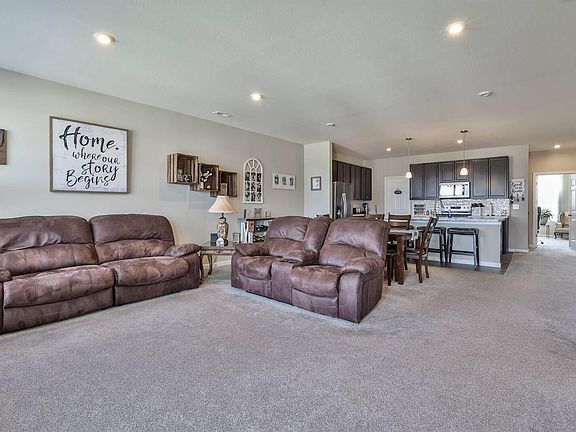 5th image of 440 Aintree Dr