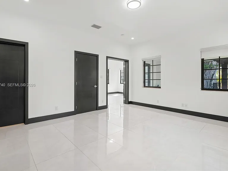 519 Alhambra Cir — Photo 34