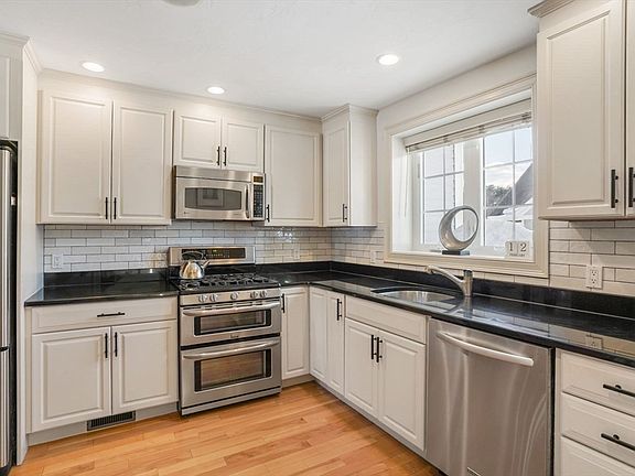 3rd image of 6 Maple Ln #6