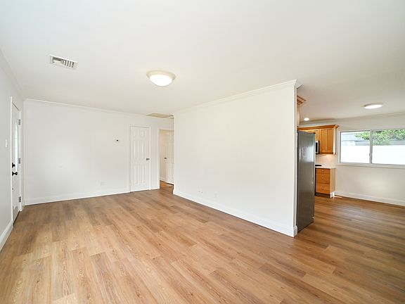 4th image of 10 Roy Ave