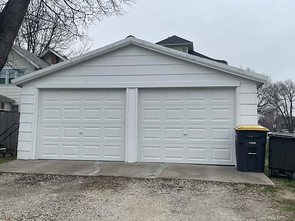 4th image of 302 Maple St