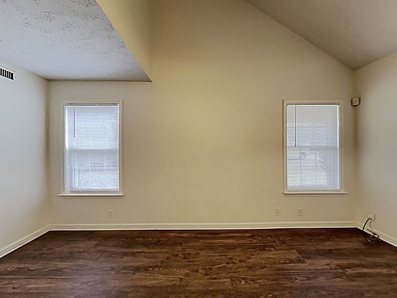 4th image of 1014 Seven Oaks Blvd