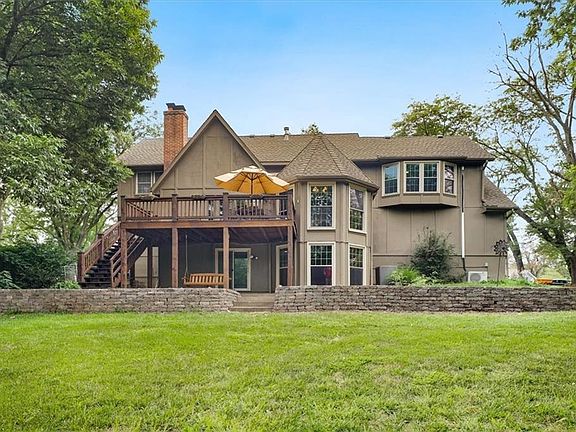 3rd image of 15819 Overbrook Ln
