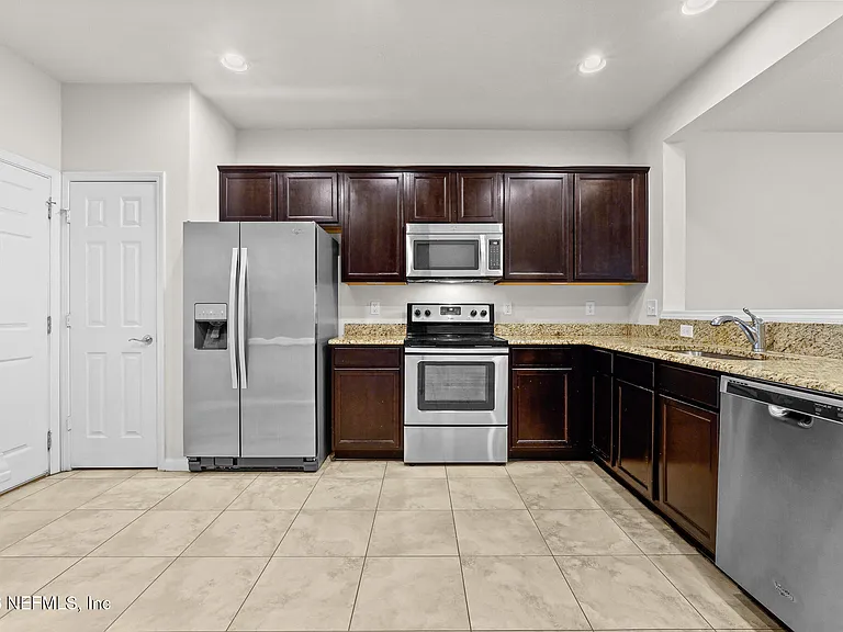 6791 Roundleaf Dr — Photo 10