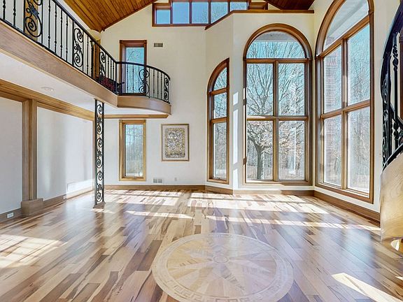 3rd image of 215 Country Wood Dr
