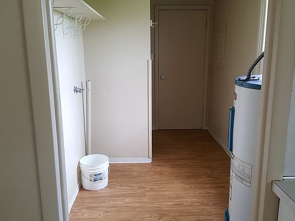 4th image of 565 SE 11th Ave